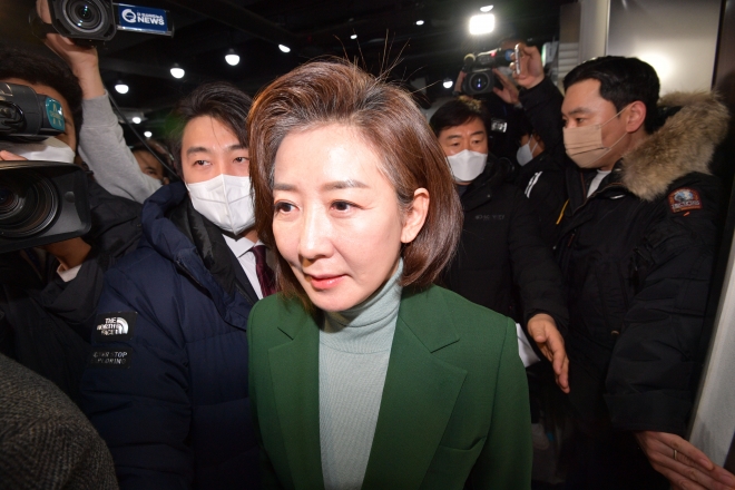 국민의힘 나경원 전 의원이 25일 오전 서울 여의도 국힘의힘 당사에서 전당대회 불출마 입장을 밝힌 뒤 당사를 나서고 있다. 2023.1.25. 공동취재