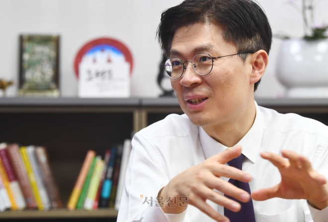 “좌도 우도 아니고 앞으로 가는 정치를 하겠다”는 조정훈 시대전환 대표. “현행 선거법상 75만표를 얻으면 비례대표 1석이 가능하다”면서 “스스로 설 수 있는 세력이 돼 정치토양을 바꿔 나가고 싶다”고 했다. 안주영 전문기자