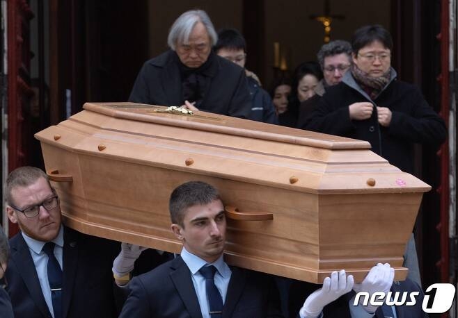 30일 오전(현지시간) 프랑스 파리 동편 외곽 뱅센 노트르담 성당에서 배우 고(故) 윤정희의 장례식이 거행되고 있다. 벵센 뉴스1
