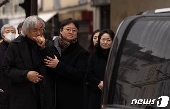 고인의 배우자인 피아니스트 백건우가 울음을 억지로 참자 딸 진희 씨가 부축하고 있다. 벵센 뉴스1