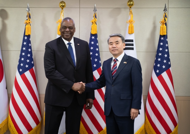 이종섭 국방부 장관이 31일 서울 용산구 국방부 청사에서 로이드 오스틴 미국 국방장관과 회담 후 기념 촬영을 하고 있다. 국방부 제공