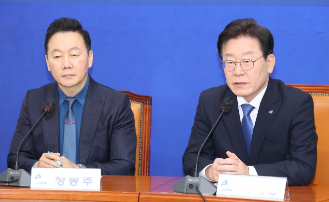 더불어민주당 이재명 (오른쪽) 대표가 31일 국회에서 열린 교육연수원 발대식에서 인사말을 하고 있다. 연합뉴스