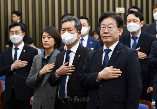 더불어민주당 이재명 대표가 2일 오후 서울 여의도 국회에서 열린 더불어민주당 의원총회에서 국민의례를 하고 있다. 도준석 기자