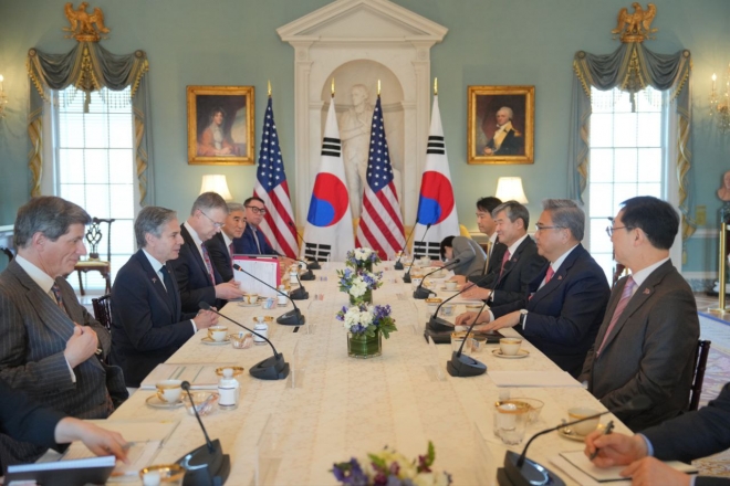 박진 외교부 장관과 토니 블링컨 미국 국무장관이 3일현지시간) 워싱턴DC 국무부 청사에서 회담을 하고 있다. 미측 참석자는 호세 페르난데스 국무부 경제차관, 대니얼 크리튼브링크 국무부 동아태 차관보, 성 김 국무부 대북특별대표 등이었다. 외교부 제공