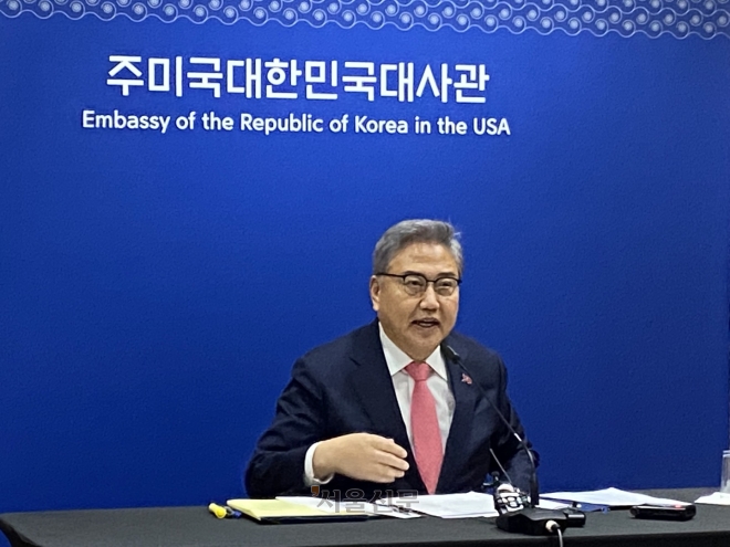 박진 외교부 장관이 워싱턴DC 주미대사관에서 특파원간담회를 하고 있다. 워싱턴 이경주 특파원