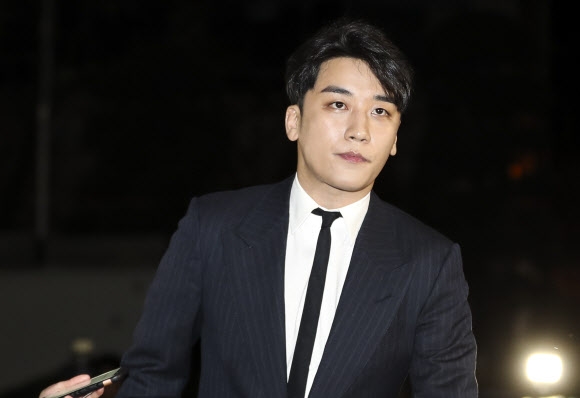 해외 원정 도박 의혹이 불거진 그룹 빅뱅의 전 멤버인 승리(본명 이승현)가 27일 오후 서울경찰청 광역수사대에 출석하고 있다. 2019.2.27 연합뉴스