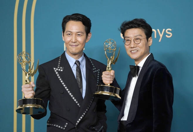 지난해 9월 에미상 시상식에서 이정재와 함께 트로피를 들어 보이는 황동혁 감독. 연합뉴스 자료사진