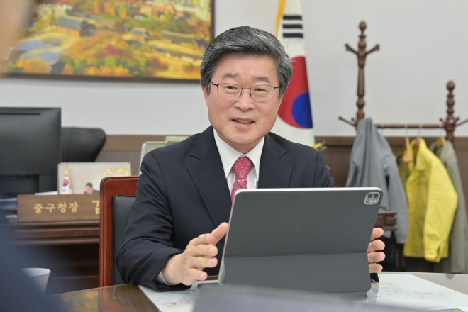 김길성 서울 중구청장이 8일 구청 구청장실에서 서울신문과 인터뷰를 하고 있다. 김 구청장은 서울의 중심인 중구를 서울의 랜드마크로 만들어 누구나 살고 싶은 도시로 만들겠다고 말했다. 중구 제공