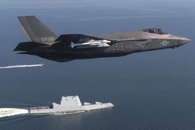 스텔스 기능을 갖춘 미 F-35 전투기와 구축함 줌월트 구축함. 최근엔 해군 함선도 생존율을 높이기 위해 전투기처럼 스텔스 기술을 갖추고 있다. 탄소섬유 복합소재는 스텔스 기능을 갖추는데 필수적인 요소다. 미 국방부 제공
