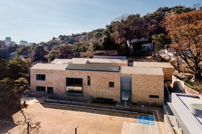 산을 배경으로 한 건물 외관은 다소 무덤덤한 모양새지만 전시 공간으로서 ‘배경’이 되기 위한 목적을 충실히 발휘한다. 뮤지엄한미 삼청 제공
