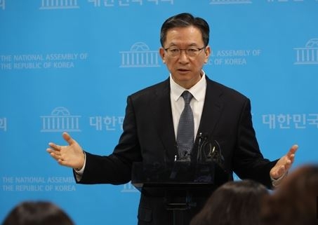 더불어민주당 정성호 의원이 14일 여의도 국회 소통관에서 구치소에 수감된 정진상 전 민주당 대표실 정무조정실장, 김용 전 민주연구원 부원장 면회 당시 발언과 관련해 기자회견을 한 뒤 취재진의 질문에 답하고 있다. 연합뉴스