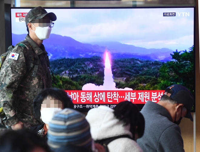 북한이 동해상으로 기종이 확인되지 않은 탄도미사일을 발사한 지난달 20일 오전 서울역 대합실에 시민들이 관련 뉴스를 시청하고 있다. 2023.2.20 안주영 전문기자