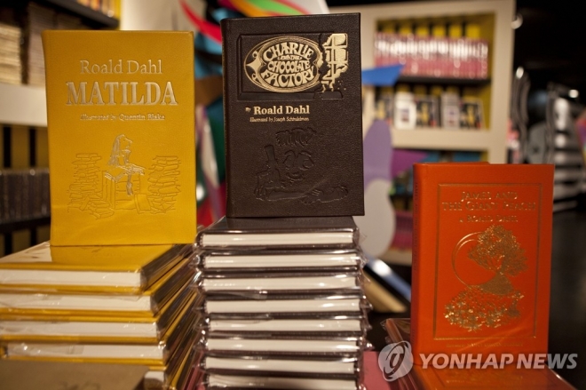 2011년 11월 21일 미국 뉴욕의 한 서점에 전시돼 있는 로알드 달의 책들. 연합뉴스 자료사진