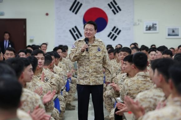 아랍에미리트(UAE)를 국빈 방문한 윤석열 대통령이 15일(현지시간) 현지 파병 중인 아크부대를 방문, 장병들을 격려하고 있다. 2023.1.15 연합뉴스