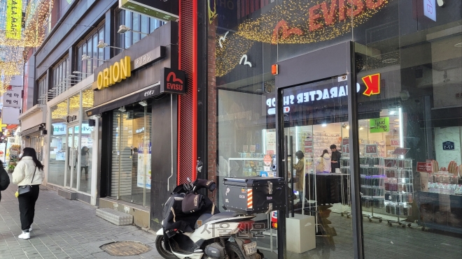 리오프닝으로 조금씩 활기를 찾고 있지만 회복세는 더디다. 19일 오후 명동 골목에 있는 점포 4곳이 나란히 공실 상태로 불이 꺼져 있는 모습. 김현이 기자
