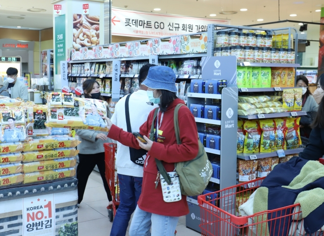 롯데마트 서울역점에서 김 제품을 살펴보고 있는 외국인 관광객. 롯데마트 제공