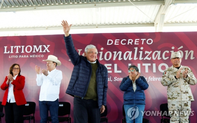 안드레스 마누엘 로페즈 오브라도르 멕시코 대통령이 지난 18일(현지시간) 리튬 매장지인 소노라 지역에서 멕시코 내 모든 리튬을 국유화하는 법안에 서명한 뒤 손을 흔들어 보이고 있다. 멕시코 대통령실 제공/로이터연합뉴스