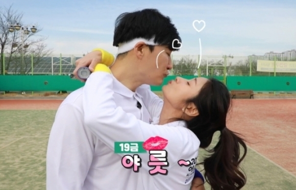 전북도가 오는 5월 ‘2023 전북 아시아·태평양마스터스 대회’를 앞두고 제작한 홍보 영상물이 논란에 휩싸이자 올린 지 한나절 만에 영상을 삭제했다. 해당 영상 캡처
