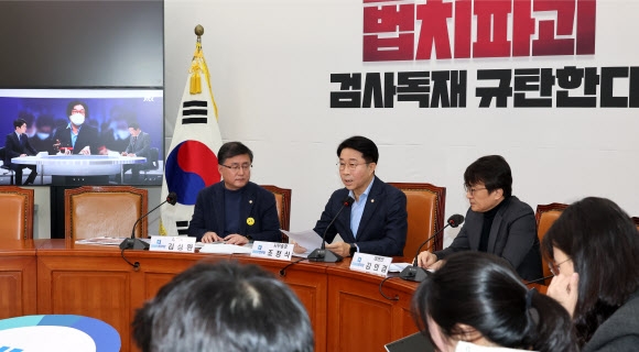 더불어민주당 조정식 사무총장이 26일 서울 여의도 국회 기자간담회에서 “검사 독재 정권의 야만과 사법 사냥에 단호히 맞서 검찰의 이재명 대표 정치 영장을 압도적으로 부결시키겠다”고 밝하고 있다. 연합뉴스