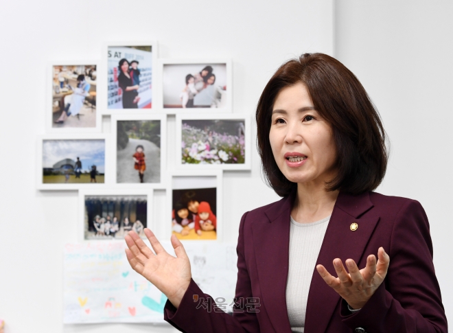 지난달 23일 서울 여의도 국회의원 회관에서 만난 김미애 국민의힘 의원은 “태어난 생명조차 못 지켜 주면서 출생률 운운해서는 어불성설”이라고 했다. 의원실 한쪽 벽면에 생후 80일에 입양해 초등 6학년이 된 딸의 사진들이 빼곡하다. 도준석 기자