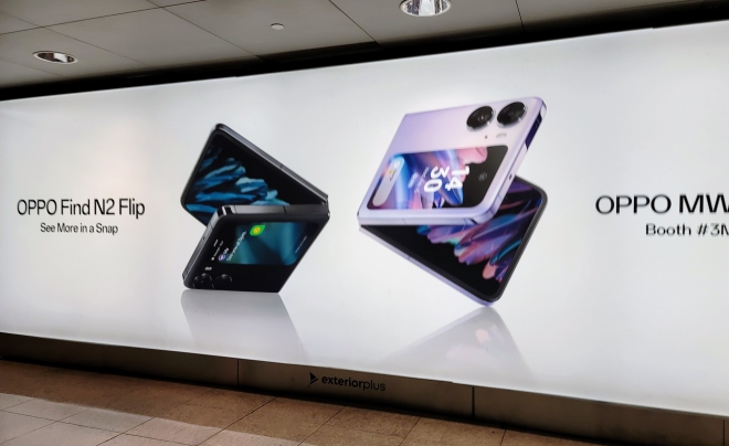 MWC2023에서 중국의 제조사 오포가 새 폴더블폰을 홍보하고 있다.