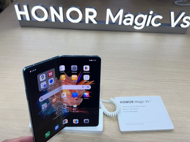 MWC2023에서 중국의 아너가 폴더블폰을 공개했다.