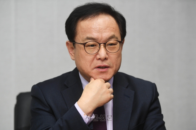 2월 16일 서울신문 광화문 사옥에서 김승호 인사혁신처장이 인터뷰를 하고 있다. 홍윤기 기자