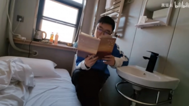 변기 옆에 침대가 있는 중국의 저가호텔. 출처: 빌리빌리닷컴