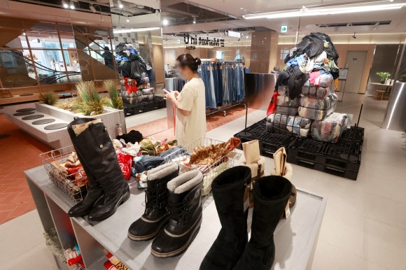 백화점에 첫 중고 상품 전문매장. 연합뉴스