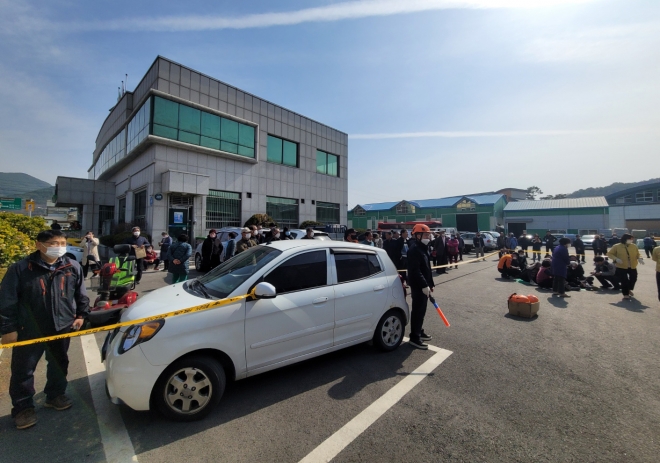 8일 오전 10시 30분쯤 전북 순창군 구림면 한 농협 주차장에서 1t트럭이 조합장 투표를 기다리던 인파를 들이받아 소방당국이 구조작업을 하고 있다. 이 사고로 현재까지 3명이 심정지 상태이고, 16명은 다쳐 치료 중인 것으로 파악됐다. 2023.3.8 전북소방본부 제공
