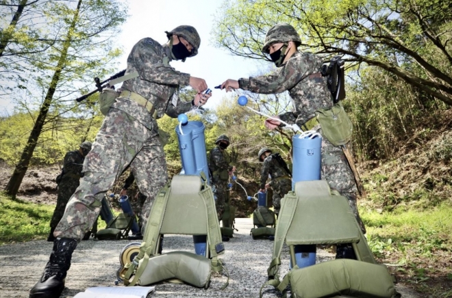 전남 장성의 상무대에서 군사훈련을 받고 있는 신임 장교들. 육군 제공