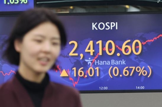 미국 실리콘밸리은행 파산 악재에도 13일 코스피가 상승세로 마감하자 서울 중구 을지로 하나은행 딜링룸 직원이 밝은 표정으로 시황판을 지나가고 있다. 연합뉴스
