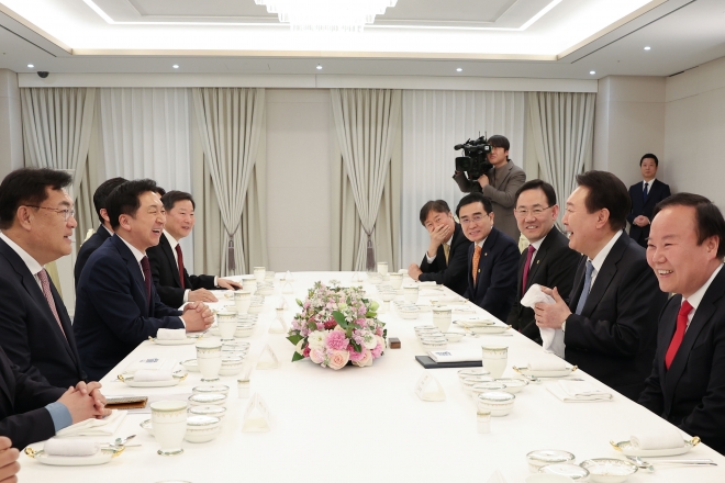 윤석열 대통령이 13일 오후 서울 용산 대통령실 청사에서 열린 국민의힘 신임 지도부 초청 만찬에서 김기현 대표 등과 대화하고 있다. 2023.3.13 대통령실 제공