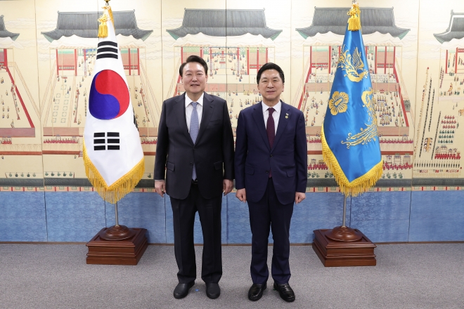 윤석열 대통령이 13일 오후 서울 용산 대통령실 청사에서 열린 국민의힘 신임 지도부 초청 만찬에서 김기현 대표와 기념촬영을 하고 있다. 2023.3.13 대통령실 제공