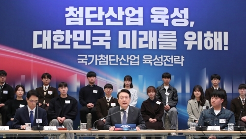 정부는 15일 윤석열 대통령 주재로 청와대 영빈관에서 제14차 비상경제민생회의를 갖고 전국에 첨단산단 15곳을 조성하는 ‘국가첨단산업 육성 전략’을 발표했다. 종전처럼 ‘국가 통보’가 아닌 ‘지방 제안’ 방식으로 접근한 점이 눈에 띈다. 대통령실통신사진기자단