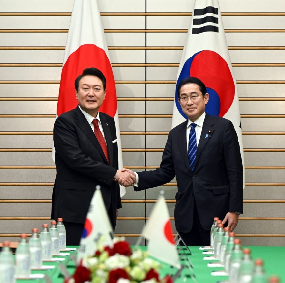 1박2일 일정으로 일본을 방문한 윤석열 대통령과 기시다 후미오 일본 총리가 16일 오후 일본 도쿄 총리 관저에서 열린 한일 확대정상회담에 앞서 기념촬영을 하고 있다. 연합뉴스