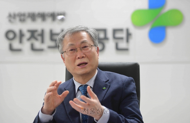 안종주 한국산업안전보건공단 이사장이 지난 3일 서울 중구의 공단 서울광역본부에서 진행된 서울신문과의 인터뷰에서 산재 예방의 중요성과 공단의 정책 등을 설명하고 있다. 공단은 최근 사업장의 위험성평가를 통한 자기규율 예방체계 구축을 위해 힘쓰고 있다. 홍윤기 기자