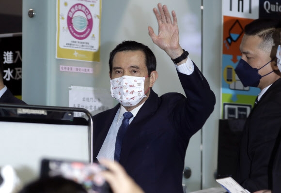 마잉주 전 대만 총통이 27일 중국을 방문하고자 대만 타오위안 국제공항 출국장에서 기자들에 손을 흔들고 있다. 타오위안 AP 연합뉴스