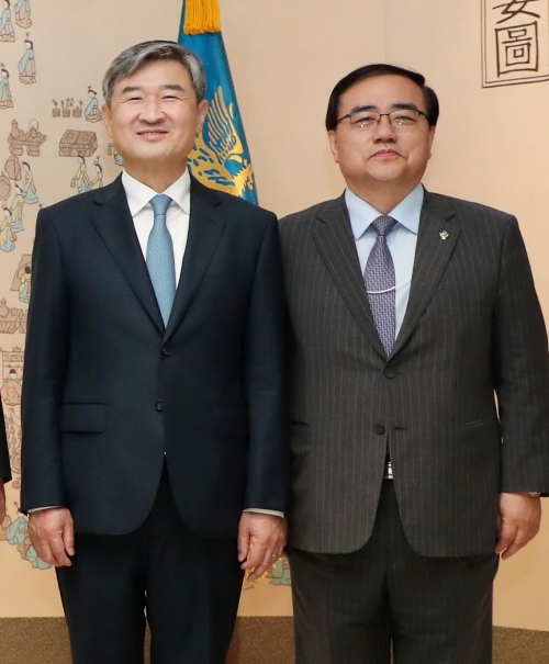윤석열 대통령은 29일 김성한 국가안보실장의 사의를 수용하고, 후임에 조태용 주미대사를 내정했다. 사진은 지난해 6월 10일 서울 용산 대통령실 청사에서 조태용 주미 대사가 신임장을 받은 뒤 김성한 전 국가안보실장과 촬영을 하는 모습. 연합뉴스