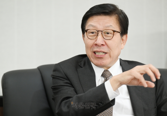 박형준 부산시장이 지난 3일 서울신문과 가진 인터뷰에서 인구위기 및 지방소멸에 대한 의견을 밝히고 있다. 박 시장은 “‘수도권 일극주의’에서 벗어나 ‘다극주의’를 지향해야 한다”면서 “부산을 글로벌 허브 도시로 키우면 대한민국은 한 바퀴에서 두 바퀴로 굴러가는 추동력을 갖게 될 것”이라고 말했다. 안주영 전문기자