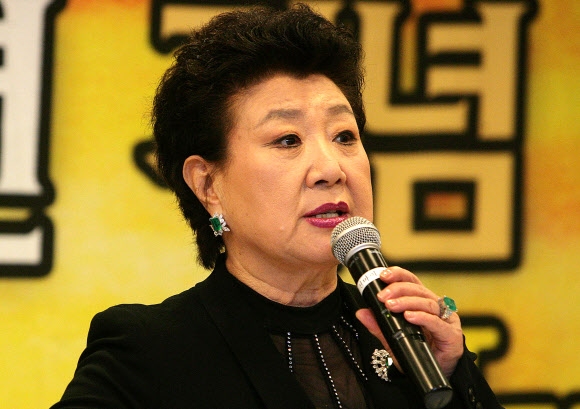 4일 오전 갑자기 세상을 떠난 원로 가수 현미(본명 김명선)가 2007년 11월 6일 세종문화회관에서 열린 데뷔 50주년 기념 콘서트 기자회견에서 소회를 들려주고 있다. 연합뉴스 자료사진