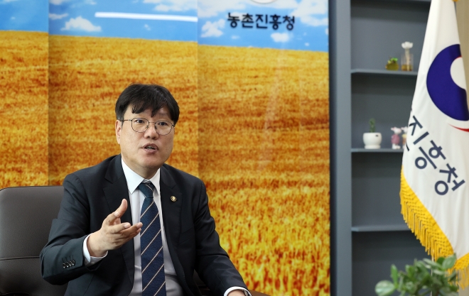 조재호 농촌진흥청장이 지난달 28일 전북 전주 농진청 집무실에서 가진 서울신문과의 인터뷰에서 치유농업시설 인증제 도입에 대해 설명하고 있다. 농진청 제공