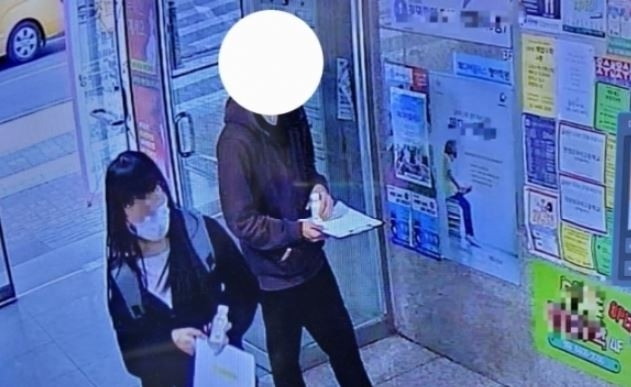 지난 3일 오후 서울 강남구청역 인근서 마약 음료수 건네는 용의자들. 강남경찰서 제공