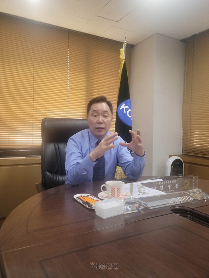 최근 3연임에 성공한 김정훈 한국석유유통협회장이 지난달 30일 서울 강남구 협회 사무실에서 가진 인터뷰에서 알뜰주유소 정책 개선 필요성을 강조하고 있다.