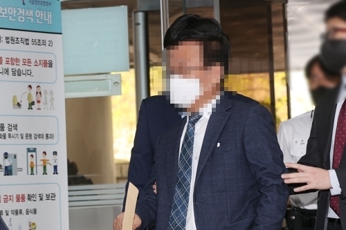 백현동 개발사업 관련 ‘대관 로비스트’로 지목된 김인섭 전 한국하우징기술 대표가 14일 오전 서울 서초구 서울중앙지방법원에서 열린 구속 전 피의자 심문(영장실질심사)에 출석하고 있다. 2023.4.14 연합뉴스