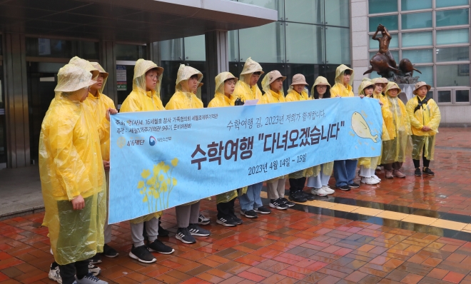 14일 제주항 여객터미널 앞에서 ‘세월호를 기억하는 제주청소년 모임’이 기자회견을 열고, 세월호 참사 9주기를 맞아 제주에서 배편으로 수학여행을 다녀오는 행사의 출발에 앞서 취지를 밝히고 있다. 제주 연합뉴스