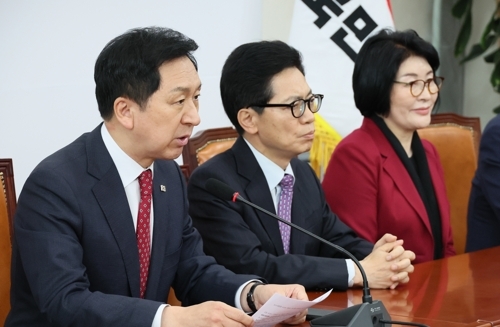 국민의힘 김기현 대표가 17일 국회에서 열린 주요당직자 임명장 수여식에서 인사말을 하고 있다. 김 대표는 지난 13일 홍준표 대구시장을 상임고문에서 해촉해 논란을 빚고 있다. 연합뉴스