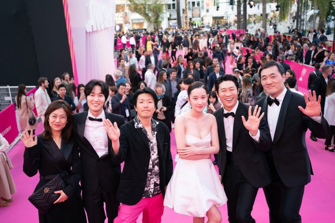 지난 16일(현지시간) 프랑스 칸 국제 시리즈 페스티벌 스크리닝(시사회)에 참석하기 전 레드카펫에 선 ‘몸값’ 제작진과 주연 배우들. 티빙 제공