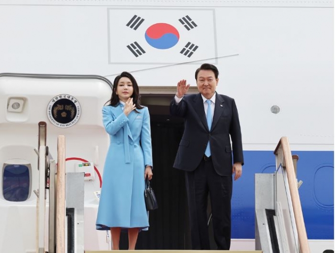 5박 7일 일정으로 미국을 국빈 방문하는 윤석열 대통령과 김건희 여사가 24일 성남 서울공항에서 공군 1호기에 올라 환송객들에게 인사하고 있다. 연합뉴스
