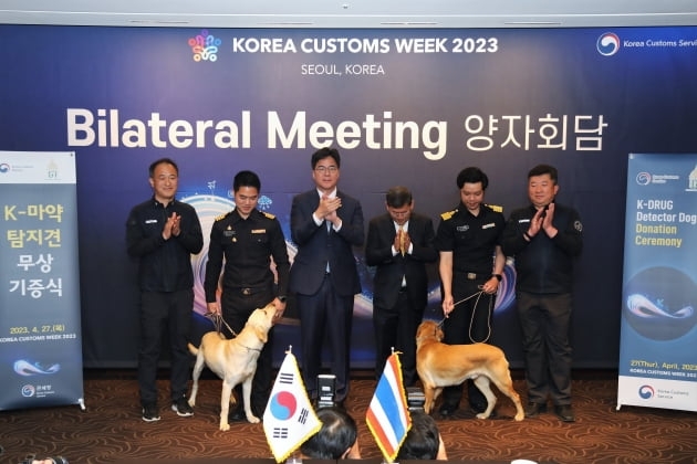세관 직원이 태국 세관당국 관계자에게 마약탐지견을 전달하고 있다. 관세청 제공